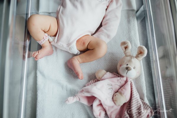 photographe séance photo lifestyle à la maternité nouveau-né bébé Chambery Aix-les-bains savoie Annecy faire-part naissance