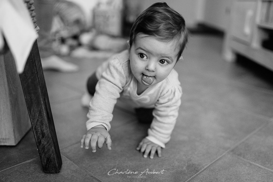 Séance photo bébé 9 mois quatre pattes à domicile chambéry savoie