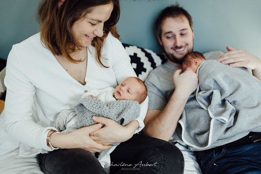 photographe nouveau-né bébé jumeau jumelles famille lifestyle à domicile savoie chambéry Charlène Aubert