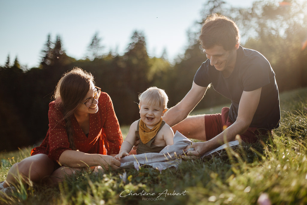 photographe famille lifestyle exterieur coucher soleil savoie chartreuse bébé 1 an
