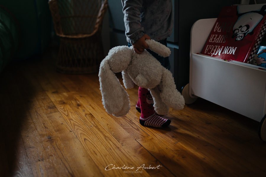 Séance photo famille à domicile portrait enfant doudou chambéry savoie