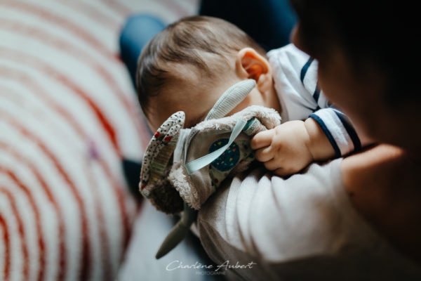 Séance photo bébé 1 an à domicile portrait enfant dort avec doudou famille chambéry savoie