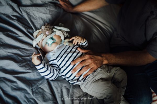 Séance photo bébé 1 an à domicile bébé dort avec doudou chambéry savoie