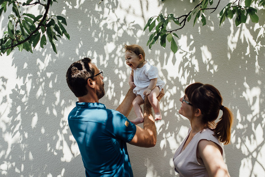 photographe nouveau-né bébé famille lifestyle à domicile jardin savoie chambéry Charlène Aubert