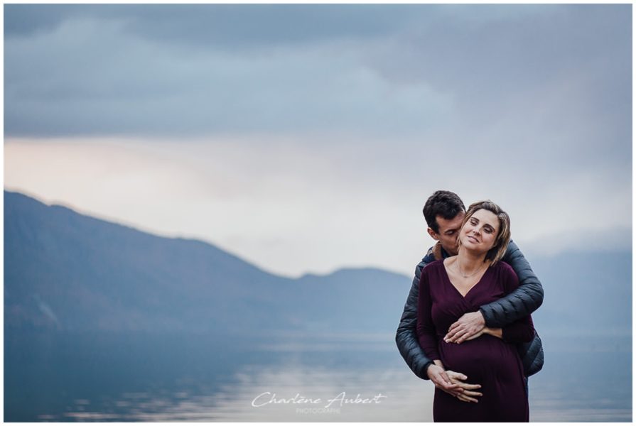 séance photo grossesse en couple au lac du Bourget en automne