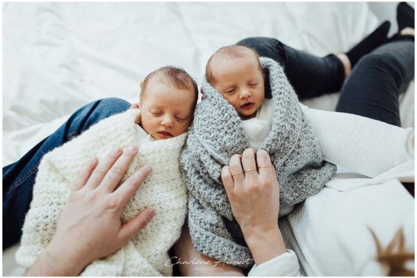 photo nouveau-nées jumelles au naturel reportage lifestyle à domicile chambéry savoie rhones-alpes