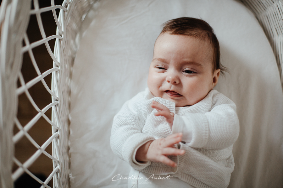 Séance photo nouveau-né et bébé genève suisse portrait bébé couffin