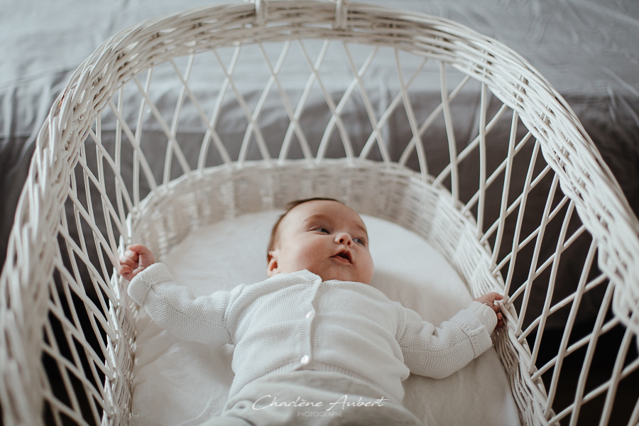 Séance photo nouveau-né et bébé genève suisse bébé dans son couffin