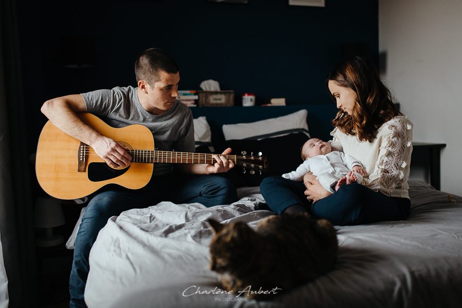 Séance photo nouveau-né et bébé genève suisse Guitare bébé dort