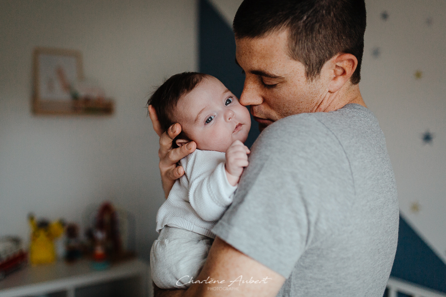 Séance photo nouveau-né et bébé à domicile genève suisse papa bébé